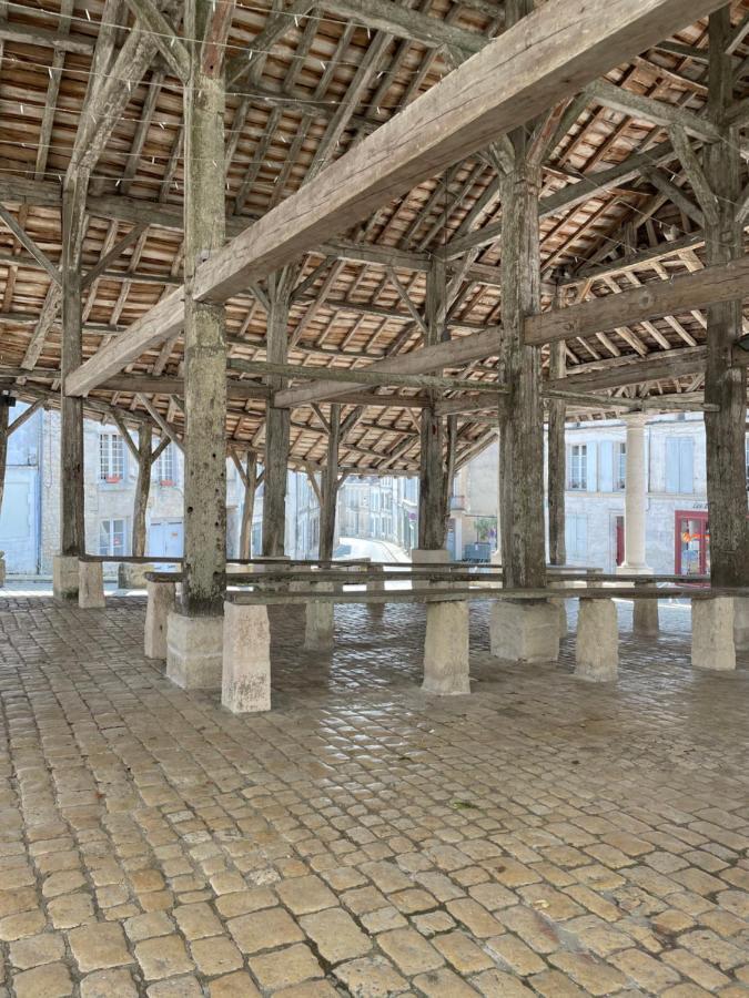Auberge Du Boisne Villebois-Lavalette Екстериор снимка
